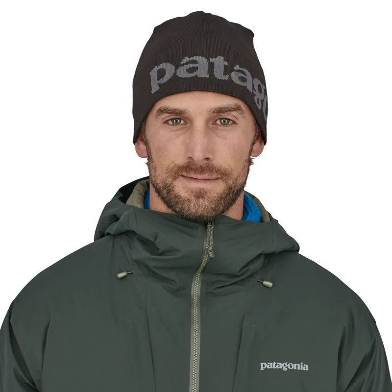 Patagonia Beanie Hat in Logo Belwe: Black-1